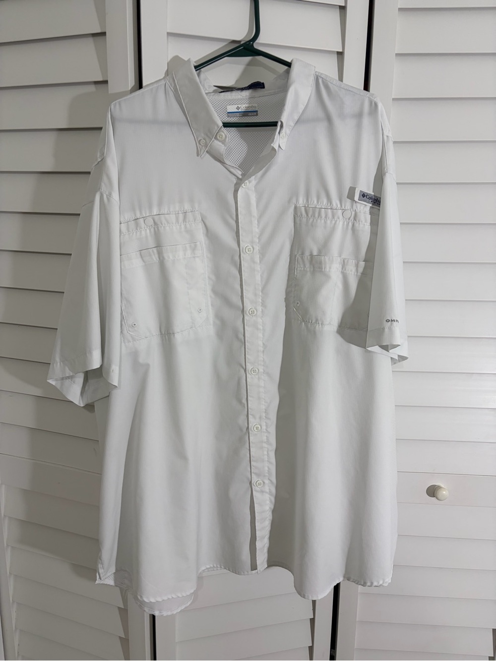 Columbia Men’s White Short-Sleeve Button-Down Fishing Shirt